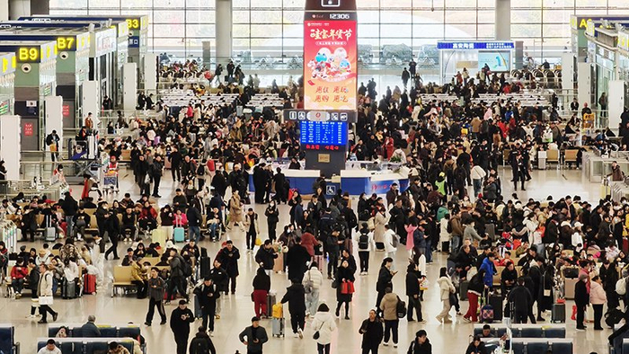 ▲昨日是2026年春运第一天，南昌西站候车大厅内人流如织。 曹凡圣 图