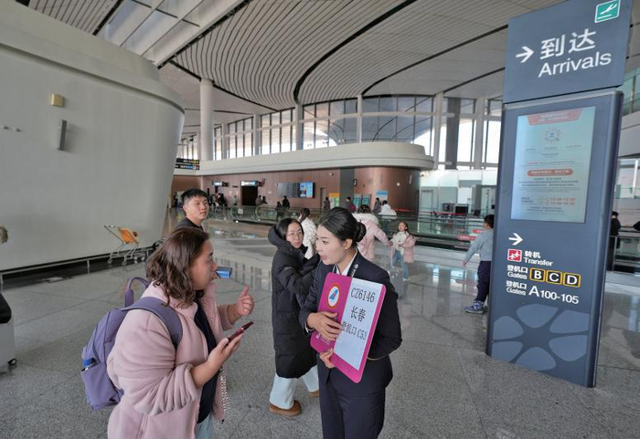 大兴机场，工作人员送急转旅客前往下一站登机口。