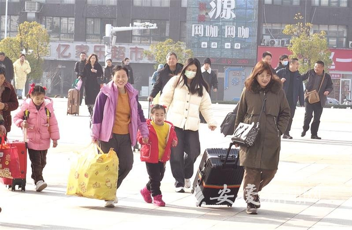 2月2日，旅客在安庆火车站准备乘车出行。当日，2026年全国春运开始。 全媒体记者 江胜 摄