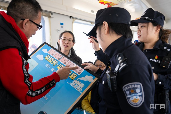 旅客参与列车活动（央广网发  赵丹  摄）