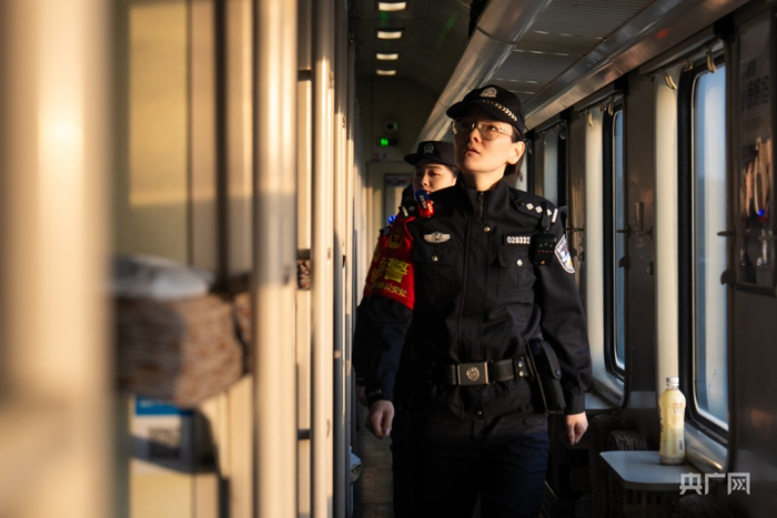 乘警巡视列车车厢（央广网发  杨晓玲  摄）