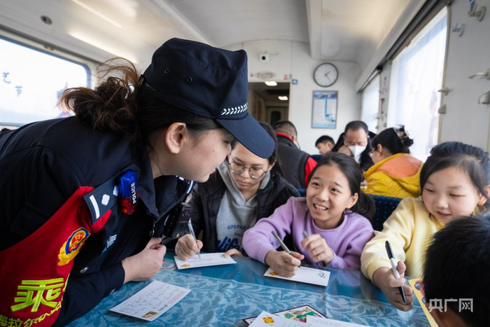 旅客参与列车活动（央广网发  希吉日  摄）