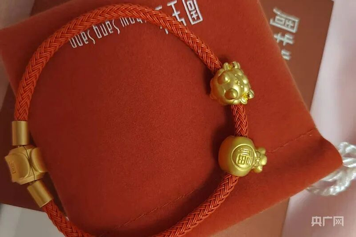 ▲李女士购买的挂坠（受访者供图 央广网发）