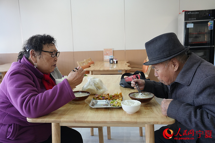 居民在石嘴山市大武口区长城街道九〇五社区食堂用餐。人民网记者 梁宏鑫摄