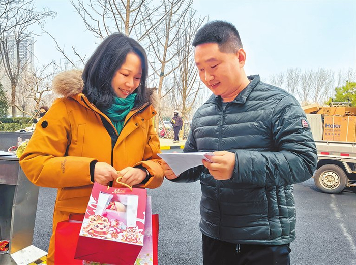 雷女士给杨增超展示女儿为他创作的画作。本报全媒体记者 代娟 摄