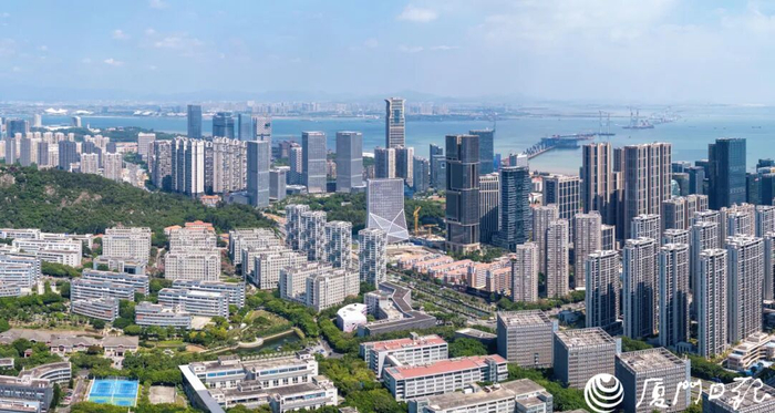图为企业云集的软件园二期和观音山片区。（本报记者 王火炎 摄）