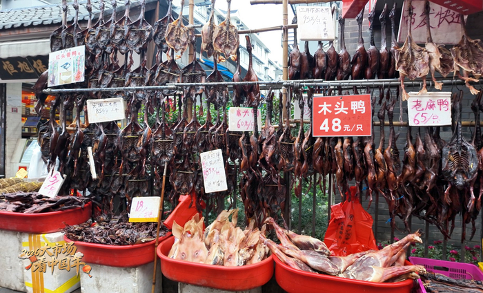 现场售卖的酱鸭、风干鸡、火腿等（央广网记者  杨正弘  摄）