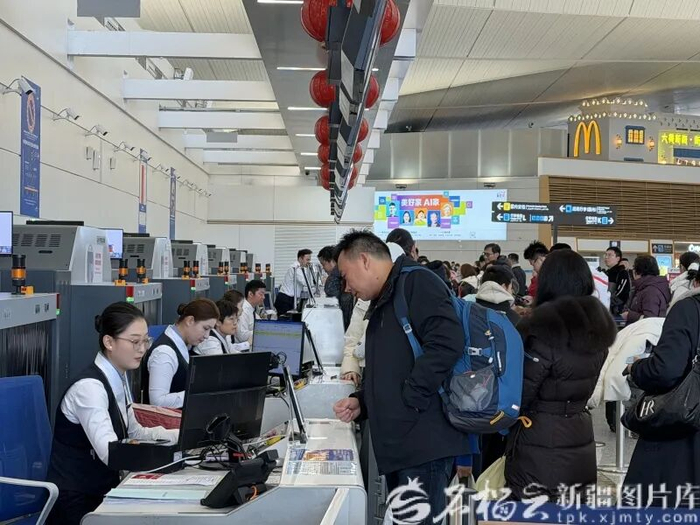 2月2日，在乌鲁木齐天山国际机场，旅客有序办理值机手续。李瑾摄