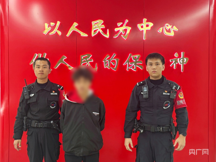 方俊雄（左）方雨枫（右）抓获犯罪嫌疑人（中）（央广网发  漳州市公安局供图）