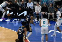 突发意外！鲍尔救球和自己主教练相撞后回更衣室 目前已回到场边