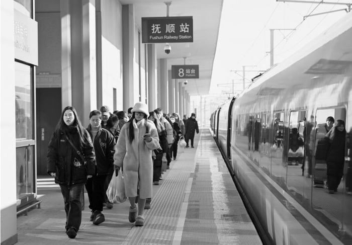         春运首日，抚顺站迎来了大批回乡的旅客。 本报特约记者 门莹 摄