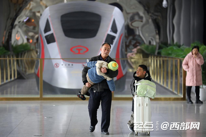 陕西铁路2026年春运今日启动，西安火车站进站的旅客。