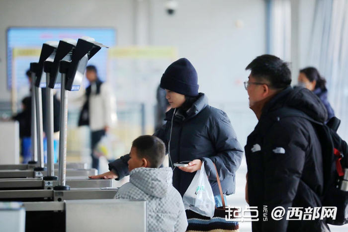 陕西铁路2026年春运今日启动，旅客在西安火车站进站。