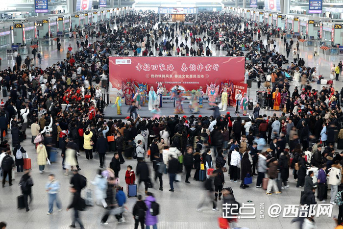 陕西铁路2026年春运今日启动，西安北站候车大厅的旅客。