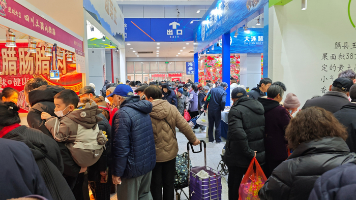 市民采购年货（央广网记者  张雯雯  摄）