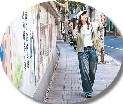 图为二〇二五年九月，法国姑娘乐盖曦在上海市南昌路拍摄短视频。