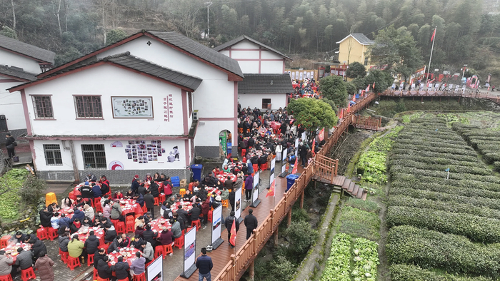 ▲百桌宴席在神山村中铺开，乡亲们与宾客共聚一堂。