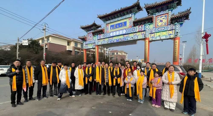 于金明院长、王仕尧会长带领首批书圣文化研究员在王羲之祖居牌楼前合影。