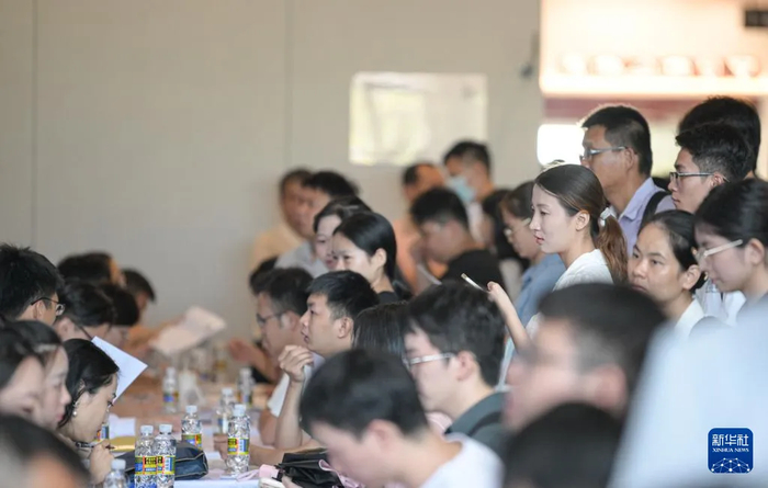 ​某国企专场招聘会现场（图源：新华社）