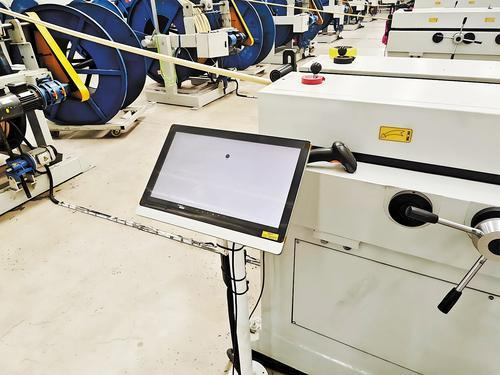     安装在西伯力生产车间工位旁的工位机。