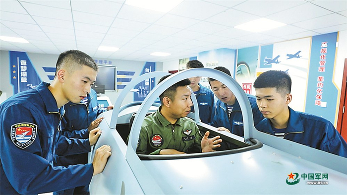 　　海军航空大学飞行教官对学员进行模拟机训练指导。李彦霖摄