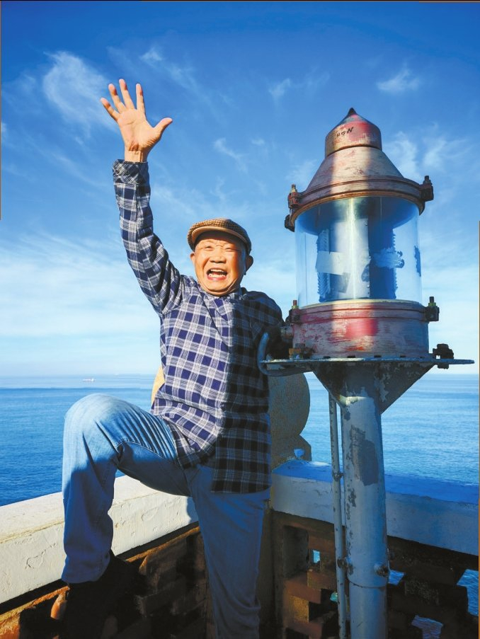 余龙才来到直布罗陀海峡斯帕特尔角灯塔 大风新闻/图