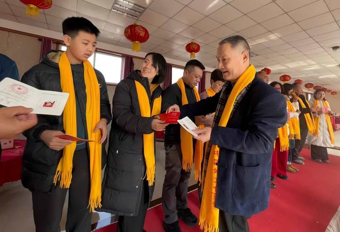 青岛市东方书圣文化研究院于金明院长、青岛市即墨区羲之祖居文化研究会王仕尧会长共同为首批书圣文化研究员颁发证书。