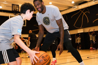 艾顿客战纽约期间与球员工会合作举办训练营 教小孩子打篮球