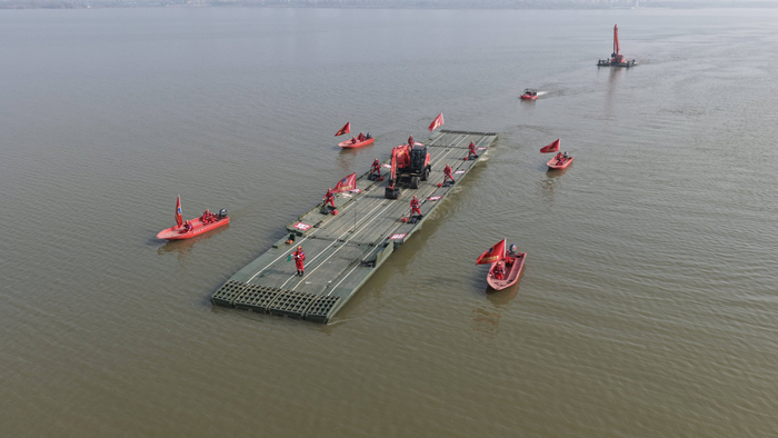 动力舟桥开辟水上救援通道。