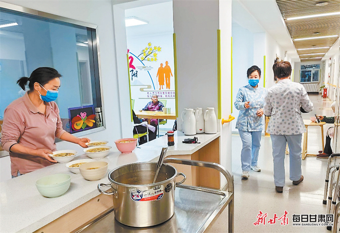 永昌县综合养老服务中心的工作人员为老人端送晚饭。本文图片除署名外均由新甘肃·甘肃日报记者李永萍拍摄