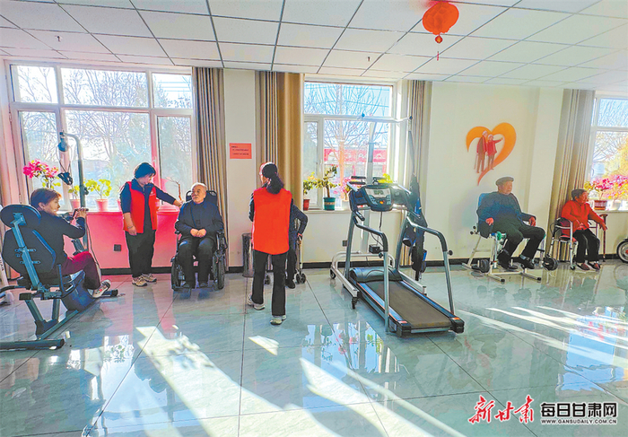 老人在护理员的陪伴下进行康复锻炼。