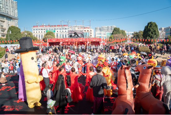 图为年货街上的特色活动（2月1日摄）。曲靖市融媒体中心供图