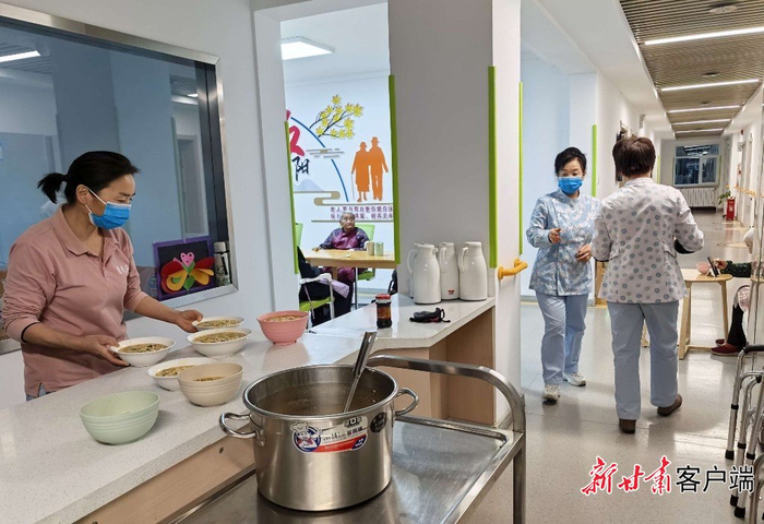 永昌县综合养老服务中心的工作人员为老人端送晚饭。本文图片除署名外均由新甘肃·甘肃日报记者李永萍拍摄