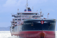 一悬挂美国国旗油轮遭多艘伊朗炮艇逼近