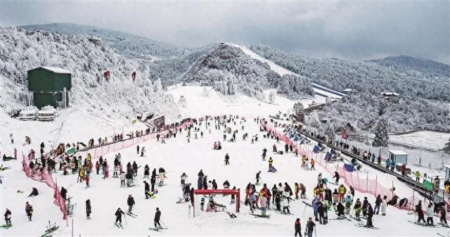 贵州省六盘水市玉舍雪山滑雪场。赵桦摄/光明图片