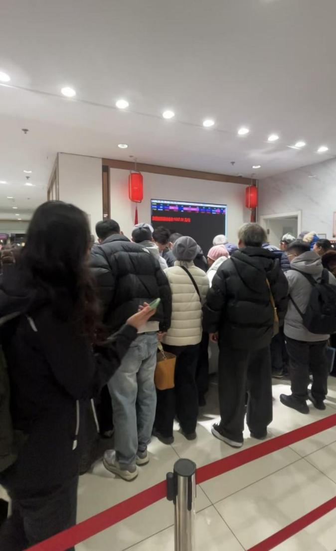 菜百商场购买投资金条的消费者也排起了队伍。有人一次购入数百克金条。新京报贝壳财经记者姜樊 摄