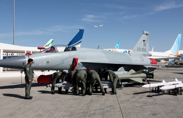 2023年迪拜航展上，一架巴基斯坦空军的JF-17“雷电”战斗机。图源：美媒