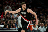 上来就有！克林根开场就在弧顶命中三分球