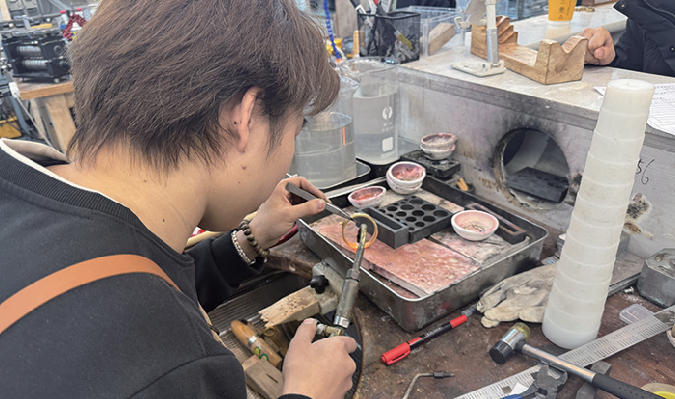 　　图为“打金”师傅正在给手镯塑形。