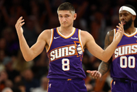 奥特：阿伦很擅长突到内线知道如何打出关键回合 我们信任他持球