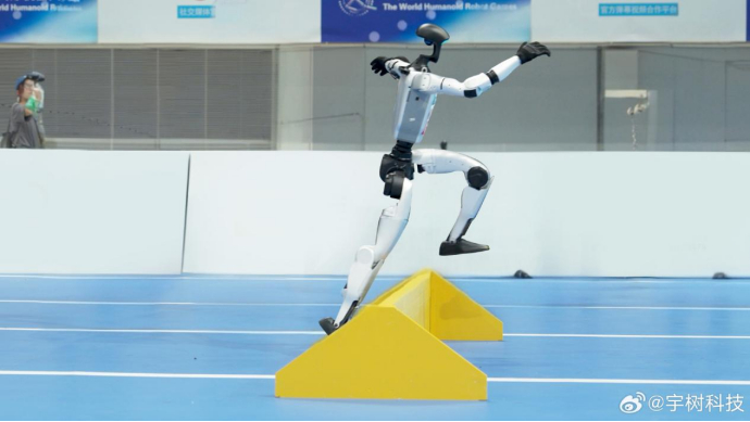 宇树G1人形机器人在首届世界人形机器人运动会上