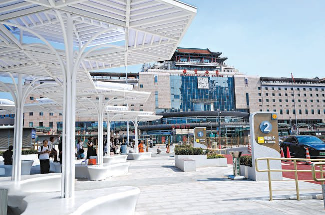 改造后的北京西站南广场。本报记者 安旭东 摄