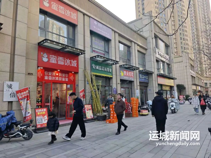 　　市民在社区商业街漫步 记者 樊慧敏 摄