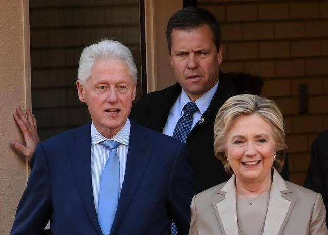 图为克林顿（前左）和希拉里（前右）2016年资料照片。图据新华社
