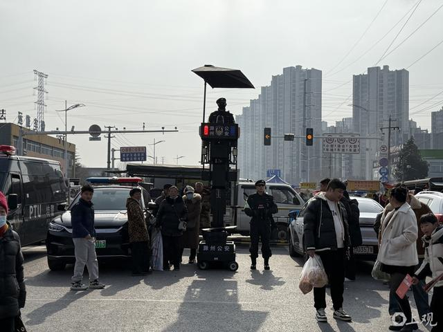 路口处特警执勤。巩持平摄
