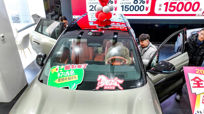1月9日，消费者在江西省南昌市青云谱区三家店街道一品牌汽车4S店内试驾。新华社发（鲍赣生 摄）