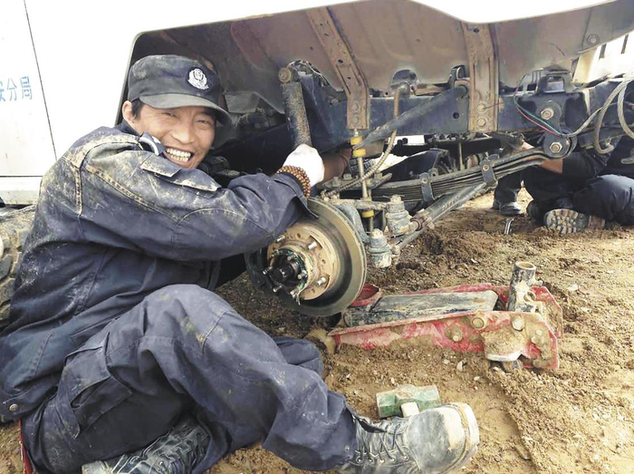 尼玛扎西在巡护时修车。本人供图