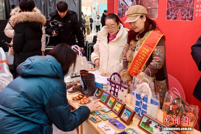 图为顾客在2026年锡林郭勒盟非物质文化遗产年货展上选购姐妹俩的作品。敖特根其木格 摄