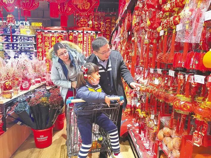 　　Madelief和丈夫带着女儿选购新年饰品。 （湖北日报全媒记者 汪蕾 摄）