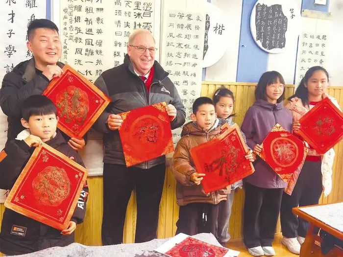 　　汤姆叔叔与孩子们写“福”字。 （湖北日报全媒记者 张泽牧 实习生 朱芸乐 摄）